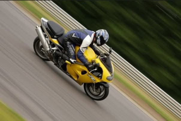 Anders Karlsson kör en gul Suzuki TL1000R på bana